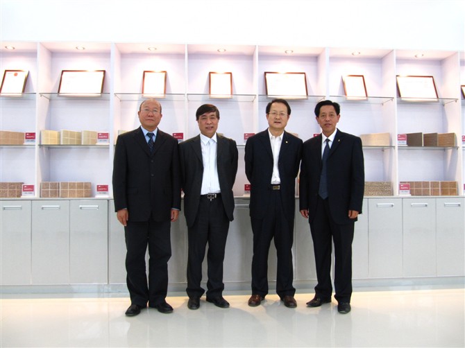 天意公司董事長與國家科技部高新司司長耿站修國家建筑行業生產力促進中心顧惠元主任在公司展廳合影